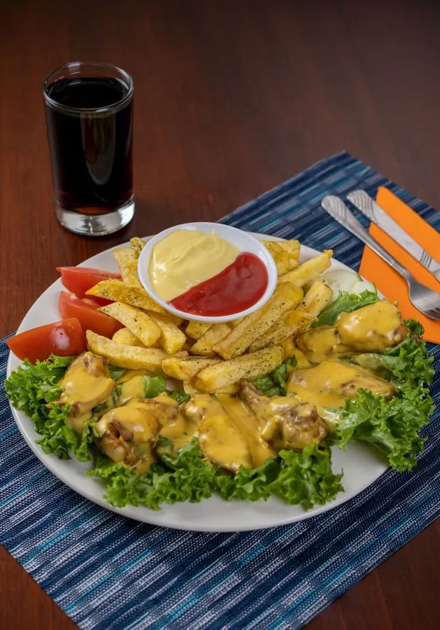 Alitas en salsa de maracuyá, papas fritas y ensalada
