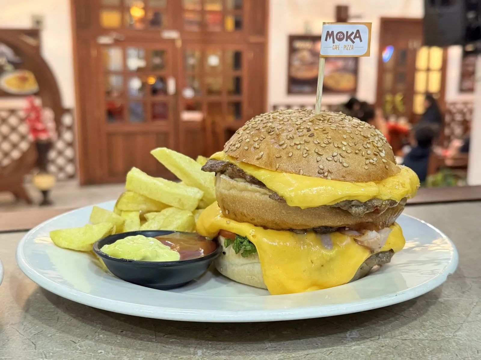 Hamburguesa Moka cheese con doble carne, queso y papas fritas