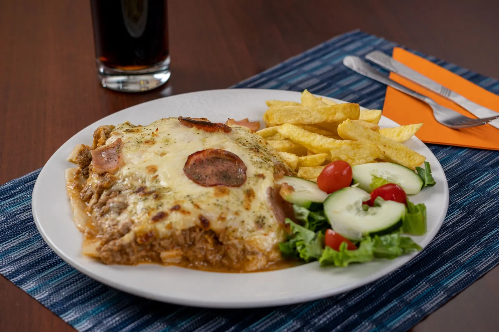 Lasaña con papas fritas y ensalada