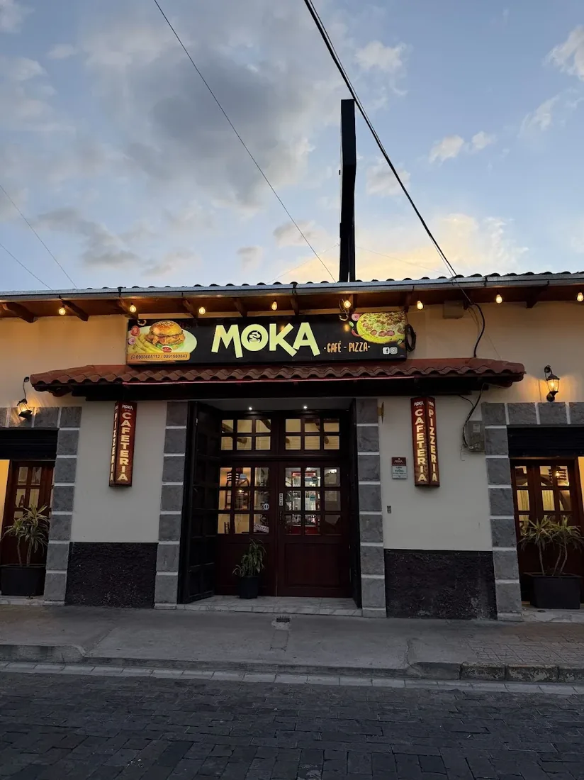 Fachada de Moka Café y Pizza en Ibarra, al atardecer
