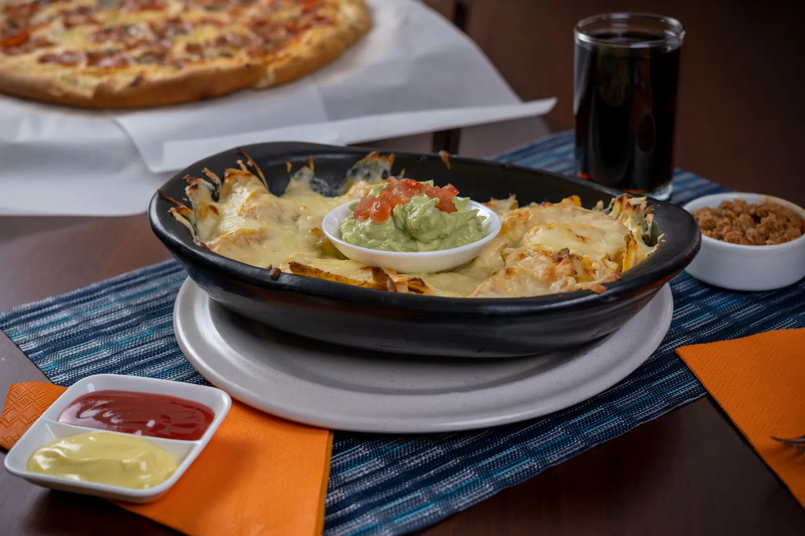 Nachos gratinados en molde de barro con guacamole