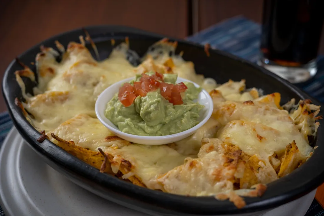 Nachos en molde de barro con guacamole y tomate