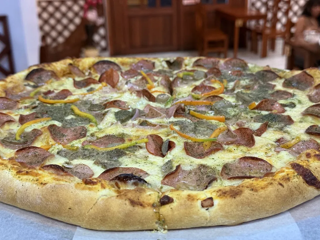 Borde dorado de una pizza grande