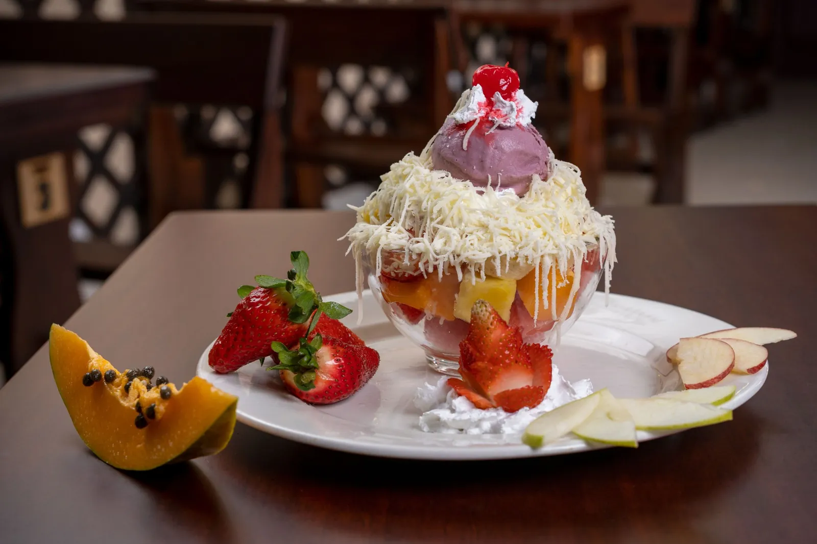 Fruta tentación con helado, queso rallado y cereza