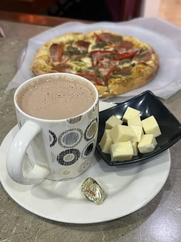 Chocolate caliente con queso y pizza personal