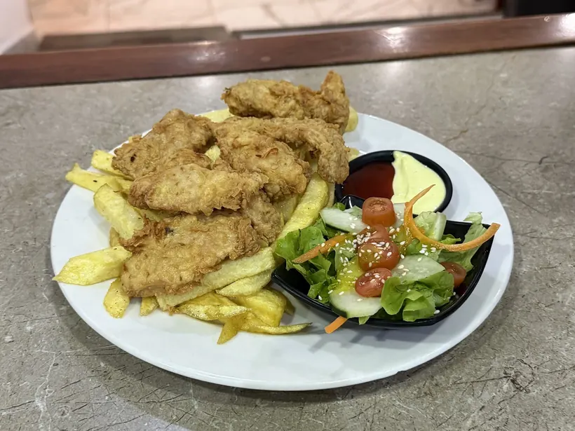 Deditos de pollo con papas fritas y ensalada