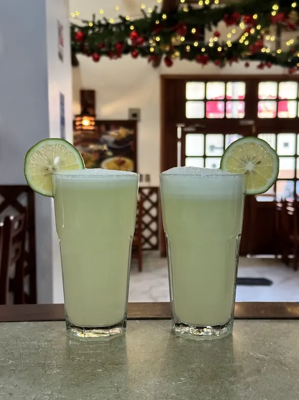 Dos limonadas frías con rodaja de limón