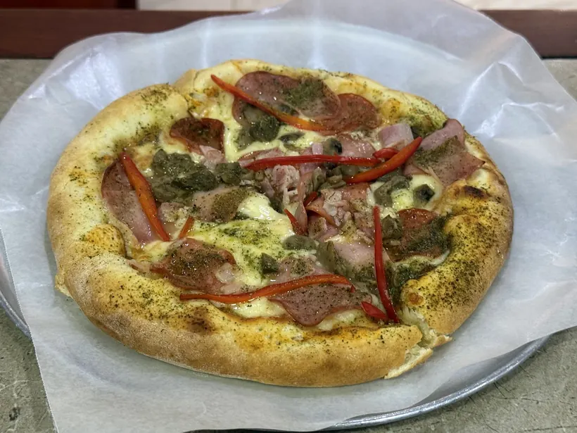 Pizza personal con jamón, salami, champiñones y pimiento