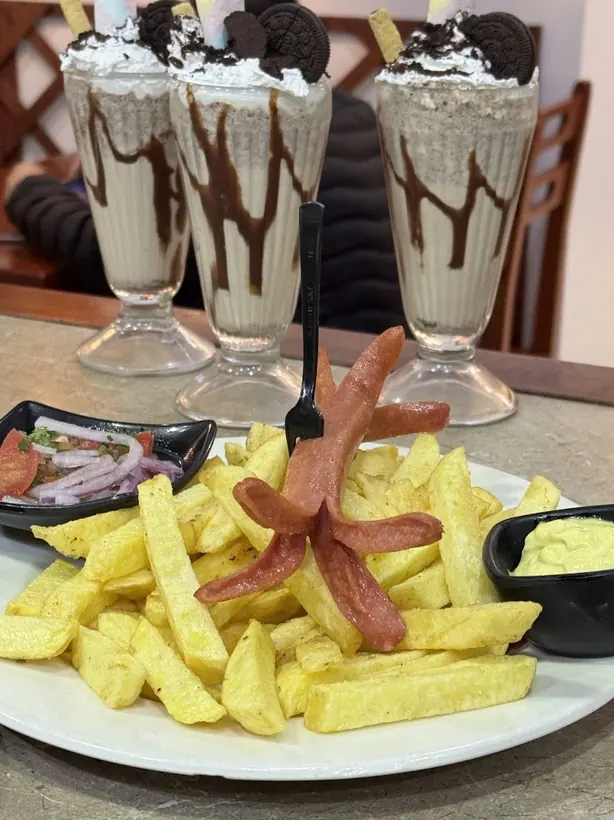 Salchipapa con milk shakes Oreo de fondo